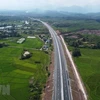 Cao tốc Vân Đồn-Móng Cái chạy qua những cánh đồng xanh mát mắt của huyện Hải Hà. (Ảnh: Huy Hùng/TTXVN)
