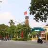 Đường phố Hà Nội được trang hoàng nhiều băngrôn chào mừng Ngày giải phóng Thủ đô. (Ảnh: Hoàng Hiếu/TTXVN)