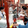 Người dân Nam Định giải quyết các thủ tục hành chính tại một đầu mối là Trung tâm phục vụ hành chính công, xúc tiến đầu tư và hỗ trợ doanh nghiệp tỉnh Nam Định. (Ảnh: Văn Đạt/TTXVN)