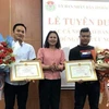 Bà Nguyễn Thị Thu Hường, Giám đốc Sở Nội vụ Đắk Nông trao Bằng khen cho 2 thanh niên dũng cảm cứu người. (Ảnh: TTXVN phát)