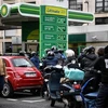 Các phương tiện xếp hàng chờ đổ xăng tại trạm xăng ở Paris, Pháp, khi nguồn cung bị thiếu hụt do các nhân viên ngành lọc dầu tham gia đình công, ngày 14/10/2022. (Ảnh: AFP/TTXVN)