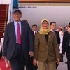 Tổng thống Cộng hòa Singapore Halimah Yacob và Phu quân tại Sân bay Quốc tế Nội Bài, Hà Nội. (Ảnh: Văn Điệp/TTXVN)