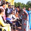 Phó Chủ tịch nước Võ Thị Ánh Xuân với các đại biểu phụ nữ khuyết tật tiêu biểu. (Ảnh: Văn Điệp/TTXVN)
