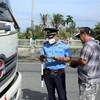Lực lượng Thanh tra giao thông vận tải kiểm tra một phương tiện chở hàng vi phạm. (Ảnh minh họa: Hữu Chí/TTXVN)