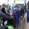 Mua bán xăng tại một điểm kinh doanh xăng, dầu của Petrolimex trên địa bàn quận Hai Bà Trưng, Hà Nội. (Ảnh: Trần Việt/TTXVN)
