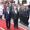 Chủ tịch nước Nguyễn Xuân Phúc với Tổng Thư ký Liên hợp quốc António Guterres tại lễ đón. (Ảnh: Lâm Khánh/TTXVN)