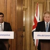 Ông Boris Johnson (phải), khi đang giữ chức Thủ tướng Anh, và Bộ trưởng Tài chính Rishi Sunak tại cuộc họp báo ở London ngày 17/3/2020. (Ảnh: AFP/TTXVN)
