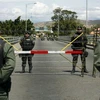 Quân đội Venezuela và Colombia đứng gác tại biên giới giữa hai nước. (Ảnh: Reuters)