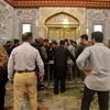 Lực lượng an ninh được triển khai tại nhà thờ Shah Cheragh ở thành phố Shiraz, Iran sau vụ tấn công đẫm máu, tối 26/10/2022. (Ảnh: AFP/TTXVN)