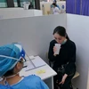 Một người dân sử dụng vaccine COVID-19 dạng hít tại một bệnh viện ở Thượng Hải, Trung Quốc ngày 26/10. (Nguồn: Reuters)