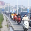 Các phương tiện tham gia giao thông đông trở lại trên đường Âu Cơ, quận Tây Hồ, Hà Nội. (Ảnh: Minh Quyết/TTXVN)
