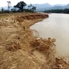 Nước lớn, chảy siết đã làm bờ sông Côn ở khúc cua tại thôn Thái Chấn Sơn, xã Đại Hưng, huyện Đại Lộc (tỉnh Quảng Nam) bị sạt lở nghiêm trọng. (Ảnh: Trịnh Bang Nhiệm/TTXVN)