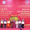 Trao bằng khen của Trung ương Hội Hữu nghị Việt Nam - Campuchia cho 6 tập thể, 10 cá nhân vì có nhiều đóng góp tích cực trong công tác “Ươm mầm Hữu nghị” giai đoạn 2012-2022. (Ảnh: Sỹ Tuyên/TTXVN)