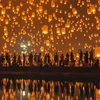 Người dân Thái Lan thả đèn trời trong lễ hội hoa đăng Loy Krathong. (Nguồn: asiahighlights.com)