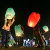Người dân thả khinh khí cầu nhỏ trong lễ hội Tazaungdaing ở Pyin Oo Lwin, Myanmar, ngày 6/11. (Ảnh: Xinhua)