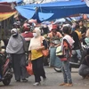 Người dân mua sắm tại một khu chợ ở Bekasi, Indonesia. (Ảnh: AFP/TTXVN)