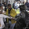 Binh sỹ Israel đụng độ với người Palestine tại Thành cổ Jerusalem ngày 3/4/2022. (Ảnh: AFP/TTXVN)