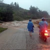 Mưa lớn do ảnh hưởng bão số 4 gây chia cắt giao thông tại huyện Tu Mơ Rông. (Ảnh TTXVN phát)