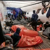Những người di cư ngủ trên boong tàu cứu hộ của tổ chức phi chính phủ Ocean Viking ở Biển Địa Trung Hải, ngày 6 tháng 11 năm 2022. (Nguồn: Reuters)