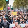 Hàng nghìn người tham gia cuộc tuần hành đòi tăng lương tại Paris, Pháp. (Ảnh: AFP/TTXVN)