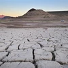 Lòng hồ khô cạn do hạn hán tại Boulder, Nevada, Mỹ, ngày 15/9/2022. (Ảnh: AFP/TTXVN)