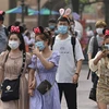 Người dân đeo khẩu trang phòng dịch COVID-19 tại Thượng Hải, Trung Quốc. (Ảnh: AFP/TTXVN)
