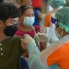 Nhân viên y tế tiêm vaccine phòng COVID-19 cho người dân tại Bangkok, Thái Lan ngày 17/3/2022. (Ảnh: THX/TTXVN)