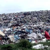 Nhiều phương tiện chở rác từ các địa phương khác đến đổ “chui” tại điểm tập kết rác trên địa bàn TP.HCM khiến thành phố càng quá tải rác thải. (Ảnh: Nguyễn Nam/TTXVN)