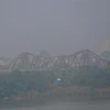 Nhiều khu vực tại Hà Nội chìm trong làn sương mù dày đặc. (Ảnh: Tuấn Đức/TTXVN)