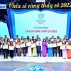 BTC trao Bằng khen của Trung ương Hội Liên hiệp Thanh niên Việt Nam; biểu trưng của Chương trình cho các thầy cô giáo. (Ảnh: Minh Đức/TTXVN)