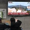 Người dân trên đảo Ulleungdo (Hàn Quốc) theo dõi qua truyền hình về vụ phóng tên lửa của Triều Tiên, ngày 9/11/2022. (Ảnh: AFP/TTXVN)