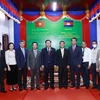 Chủ tịch Quốc hội Vương Đình Huệ với Phó Tỉnh trưởng Kampong Thom Nhek Bankheng cùng đại biểu. (Ảnh: Doãn Tấn/TTXVN)