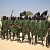 Các tay súng nhóm Hồi giáo Al-Shabaab tại một địa điểm ở ngoại ô Mogadishu, Somalia, ngày 17/2/2011. (Ảnh: AFP/TTXVN)