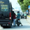 Một "xe dù" dừng đỗ, đón trả khách sai quy định trên đường Phạm Hùng, Hà Nội. (Ảnh: Phạm Kiên/TTXVN)