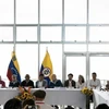 Các thành viên phái đoàn Chính phủ Colombia (phải) và nhóm vũ trang Quân đội Giải phóng Quốc gia (ELN - trái) tại cuộc họp báo sau vòng đàm phán hòa bình ở Caracas, Venezuela, ngày 21/11/2022. (Ảnh: AFP/TTXVN)