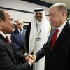 Tổng thống Ai Cập Abdel Fattah El-Sisi (trái) và Tổng thống Thổ Nhĩ Kỳ Recep Tayyip Erdogan (phải) trong cuộc gặp ở Doha, Qatar, ngày 20/11/2022. (Ảnh: AFP/TTXVN)