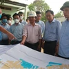 Lãnh đạo Bộ Giao thông Vận tải và lãnh đạo tỉnh Đồng Nai kiểm tra công tác bàn giao mặt bằng sân bay Long Thành trên bản đồ. (Ảnh: Công Phong/TTXVN)