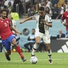 Cầu thủ Đức Jamal Musiala (giữa) đi bóng giữa các cầu thủ đội tuyển Costa Rica. (Ảnh: THX/TTXVN)