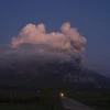 Núi lửa Semeru trên đảo Java, Indonesia phun trào ngày 4/12/2022. (Ảnh: AFP/TTXVN)