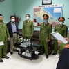Công an tỉnh Thừa Thiên-Huế đọc lệnh bắt tạm giam ông Hoàng Văn Đức, Giám đốc CDC Thừa Thiên Huế tháng 2/2022. (Nguồn: Công an cung cấp)