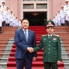 Bộ trưởng Bộ Quốc phòng Phan Văn Giang và Bộ trưởng Quốc phòng Mông Cổ Saikhanbayar Gursed tại lễ đón. (Ảnh: Trọng Đức/TTXVN)