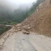 Hàng trăm khối đất, đá trên núi đổ xuống gây ách tắc trên tuyến Quốc lộ 8A, đoạn qua xã Sơn Kim 1, huyện Hương Sơn, Hà Tĩnh. (Ảnh: TTXVN phát)