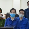 Bị cáo Nguyễn Thị Hà Thành (giữa) cùng nhóm cựu cán bộ ngân hàng hầu tòa ngày 4/5. (Nguồn: VOV) 