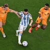 Tiền đạo Argentina Lionel Messi (giữa) đi bóng trước sự bám đuổi của các tuyển thủ Hà Lan trong trận tứ kết World Cup 2022 thứ hai ngày 9/12. (Ảnh: AFP/TTXVN)