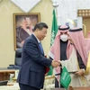 Chủ tịch Trung Quốc Tập Cận Bình (trái) trao đổi văn kiện về thoả thuận đối tác chiến lược toàn diện giữa hai nước với Quốc vương Saudi Arabia Salman bin Abdulaziz Al Saud (phải) tại Riyadh, ngày 8/12/2022. (Ảnh: THX/TTXVN)