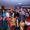 Thủ tướng Phạm Minh Chính chụp ảnh chung với đại diện cộng đồng người Việt Nam tại Luxembourg. (Ảnh: Dương Giang/TTXVN)