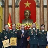 Chủ tịch nước Nguyễn Xuân Phúc tặng quà lưu niệm cho các đại biểu. (Ảnh: Thống Nhất/TTXVN)