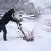 Công nhân dọn tuyết trên đường ở Provo, bang Utah, Mỹ ngày 13/12/2022. (Ảnh: AFP/TTXVN)