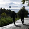 Các sỹ quan cảnh sát Séc tuần tra biên giới xanh Séc-Slovakia gần Stary Hrozenkov. (Nguồn: Reuters)
