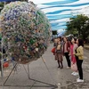 Các du khách thăm quan sản phẩm tại Festival nghệ thuật sắp đặt môi trường biển Hội An 2022. (Ảnh: Đoàn Hữu Trung/TTXVN)